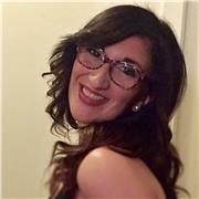 Insegnante doposcuola elementari impartisce lezioni di recupero di lingue straniere e materie varie